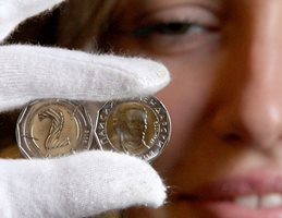 На обратната страна на монетата от 2 евро, също както на българските два лева, ще има изображение на Паисий Хилендарски. 
СНИМКА: РУМЯНА ТОНЕВА