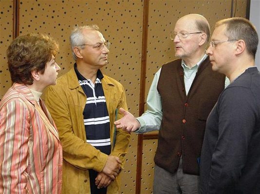 Меглена Плугчиева разговаря с лидерите на тройната коалиция - Ахмед Доган, Симеон Сакскобургготски и Сергей Станишев (от ляво на дясно).
СНИМКА: "24 ЧАСА"
