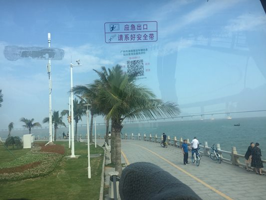Изглед от крайбрежната алея на Джухай към част от най-дългия мост на света.