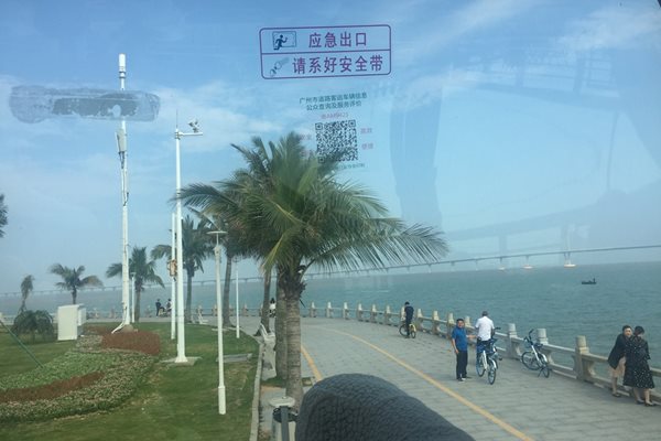 Изглед от крайбрежната алея на Джухай към част от най-дългия мост на света.