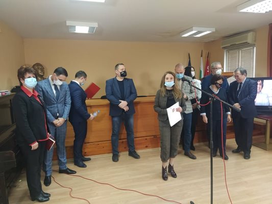 Изпълнителното бюро на градската организация на БСП в Пловдив застана зад председателя Георги Гергов. В средата е Нина Чавдарова. Снимка: Анелия Перчева