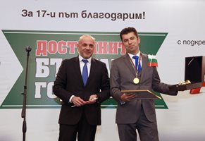 Кирил Петков получава от Томислав Дончев голямата награда в кампанията на “24 часа” - Достойните българи за 2018 г. СНИМКА: РУМЯНА ТОНЕВА