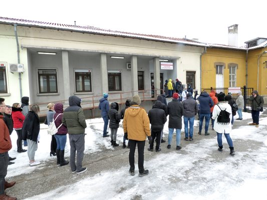 Стотици чакат на опашка пред Националния център по трансдифузионна хематология в неделя заради 17-годишната Алекс.

СНИМКА: РУМЯНА ТОНЕВА