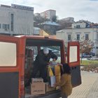 За броени часове напълниха превозното средство с продукти от първа необходимост и топли дрехи

Снимка: Община Свищов