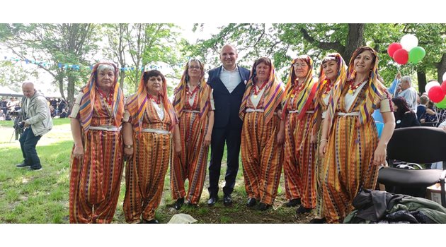 Централна фигура на събора на Демир баба теке бе евродепутатът от ДПС Илхан Кючюк. На тази снимка той се снима с жени в носии от региона.