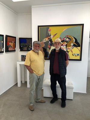 Вежди Рашидов и Васил Стоев позират пред една от картините на художника в галерията. 
 СНИМКИ: АРТГАЛЕРИЯ “ВЕЖДИ”