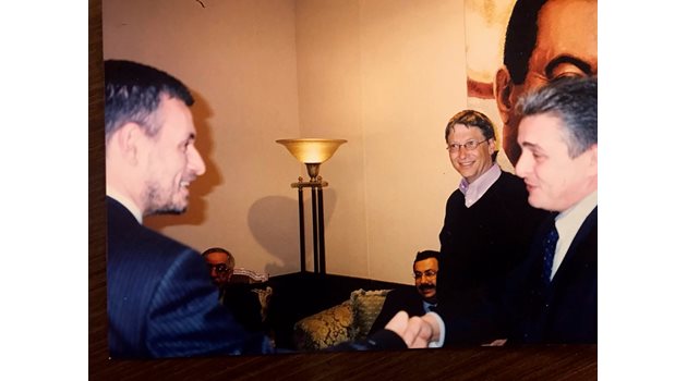 Соломон Паси с Бил Гейтс (мъжа на заден план), януари 2004 г., Кайро