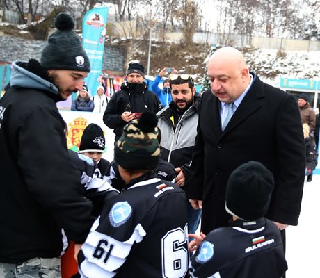Министърът на младежта и спорта Красен Кралев откри ледената пързалка „Юнак“. Снимки ММС
