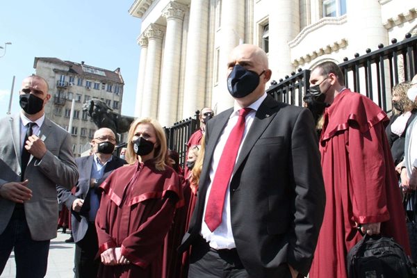 Прокурори и съдии излязоха на протест срещу закриването на спецсъда