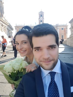 Павела Митова и Николо Инвидиа в деня на брака им в Рим през 2019 г.

