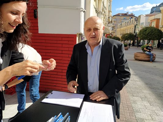 Някогашният кмет от СДС на район в Пловдив Димитър Хаджипетров първи положи подпис в подкрепа на Петков и Василев.