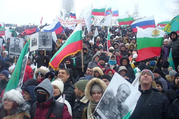 Множеството, което днес освирка официалните гости на връх Шипка.