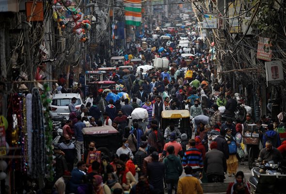 Стотици индийци пазаруват на претъпкан пазар в Делхи.