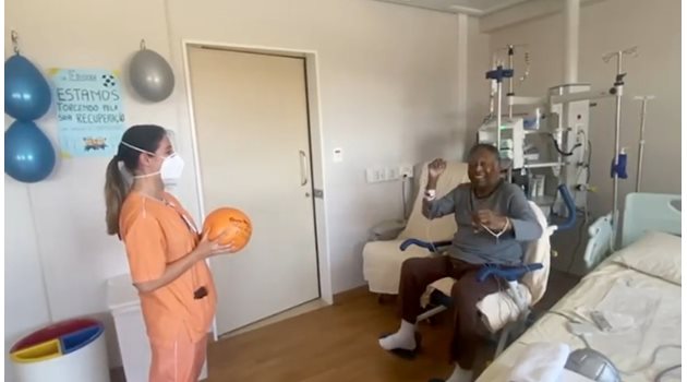 Легендарният футболист тренира с персонала на болницата.
СНИМКИ: РОЙТЕРС