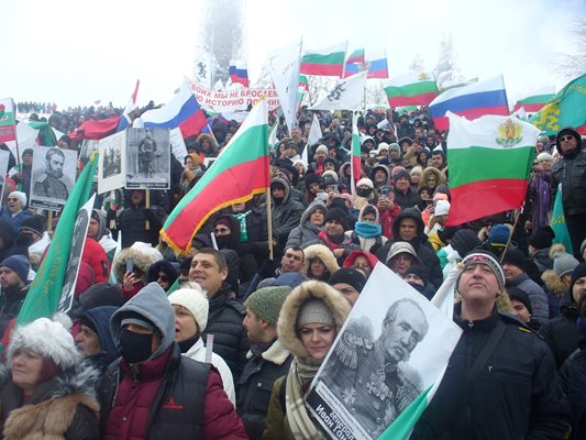 Множеството, което днес освирка официалните гости на връх Шипка.