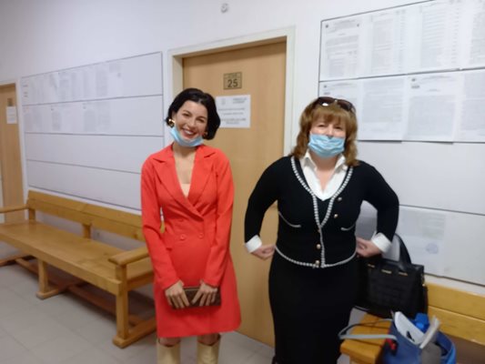Меглена Каканашева (вляво) дойде с майка си Магдалена в пловдивския съд и отново се кани да отлети за Дубай. Снимка: Авторът