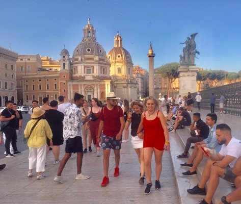 Римските улици са пълни с туристи въпреки жегите.
