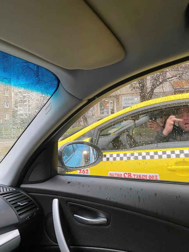  Шофьор на такси сподели средeн пръст на топмоделката пред очите на детето й 