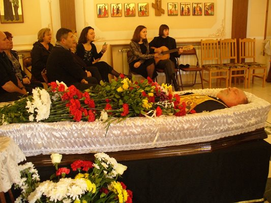 Днес католическата общност у нас се прости с отец Мартин Йилек, починал на 47 г. в Стара Загора.
Снимка: Ваньо Стоилов