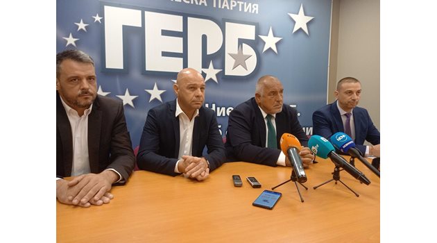 Борисов лично дойде в Пловдив, за да обяви кандидатът на ГЕРБ за кмет Костадин Димитров (вляво от лидера). Снимки: Ваня Драганова