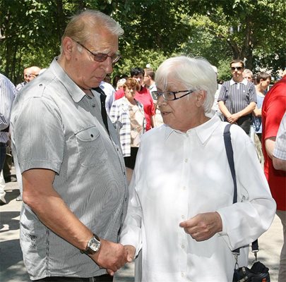  Вдовицата Катя е успокоявана от известния актьор Славчо Пеев, върл фен на "Локомотив"
