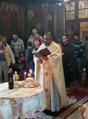 Десетки миряни се събират на литургия в храма в Симеоново всяка неделя, а след това беседват с отец Иван по духовни въпроси.