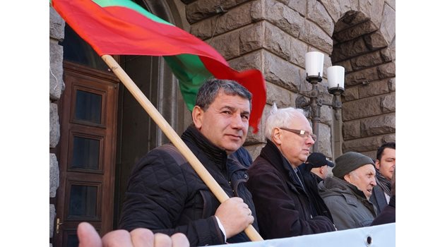 Бившият депутат от Патриотичния фронт Димитър Байрактаров вее знамето, до него е един от организаторите на протеста и също бивш народен представител - Велизар Енчев.