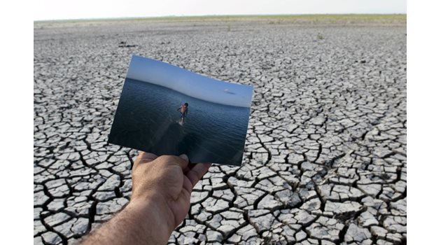 Снимка на водна повърхност, направена през 2008 г., и реалността днес показват пресъхването на  влажните зони на лагуната Тисма в Никарагуа.  СНИМКИ: РОЙТЕРС