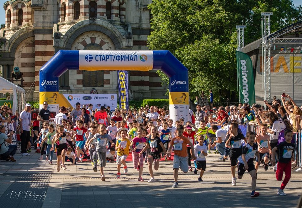 С подкрепата на “ЗД Евроинс” АД през миналата година в Плевен се провежда първото състезание за бягане на деца и родители FUN RUN KIDS, в което участват и деца с увреждания.
