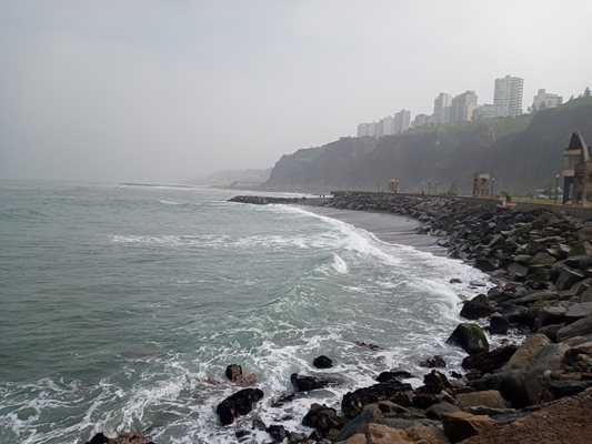 От високия бряг на столицата на Перу Лима се разкриват красиви гледки към Тихия океан, който с големите си вълни привлича много сърфисти.