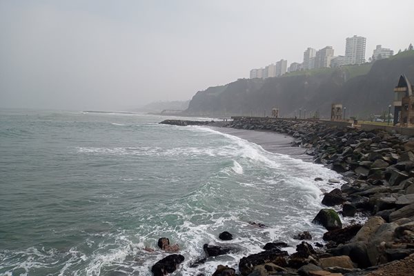От високия бряг на столицата на Перу Лима се разкриват красиви гледки към Тихия океан, който с големите си вълни привлича много сърфисти.