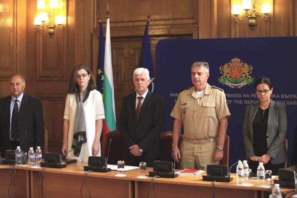 Ексминистърката на външните работи Теодора Генчовска (най-вляво) ще замества Стоянов в отбраната заедно с Катерина Граматикова.