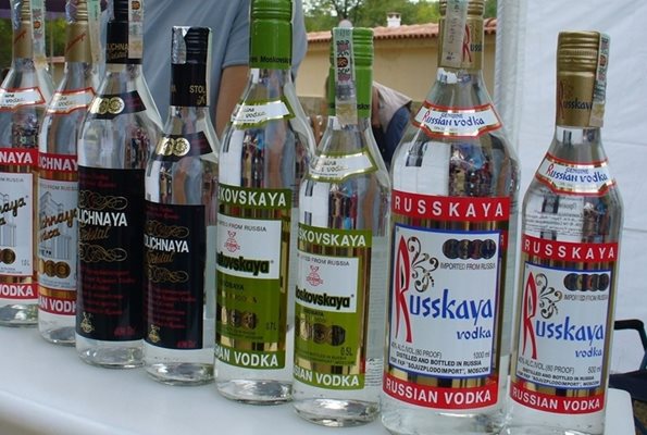 Минималната изкупна цена на водка от производителя се предлага да бъде увеличена от 214 на 229 рубли за бутилка от половин литър. Снимка Архив