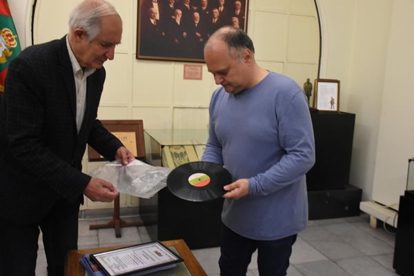 Екземпляри на първите грамофонни плочи получи днес музеят във Варна Снимка: Орлин Цанев