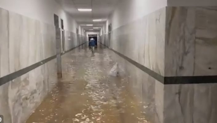 Наводнена болница в Либия Кадър: Туитър/volcaholic1