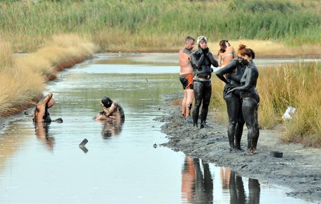 Солниците са в южната част на Атанасовското езеро.