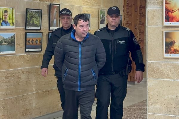 Съдебната охрана води Стоил Терзиев към залата, за да обжалва наказанието си.