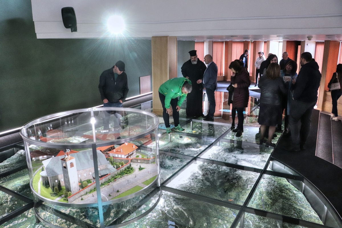 Туристи стъпват по върховете в Пирин в музея на планината в Банско