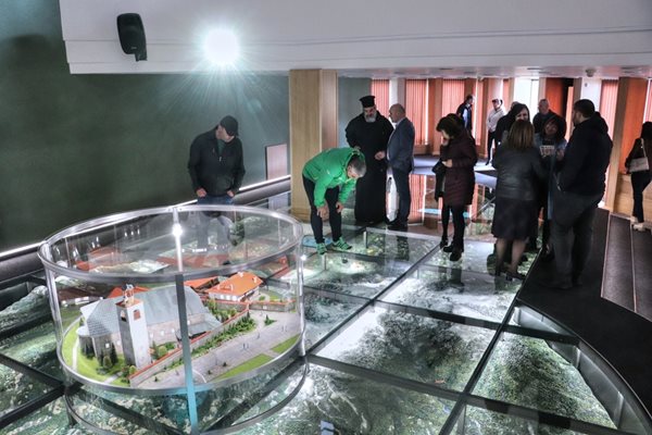 Туристи стъпват по върховете в Пирин в музея на планината в Банско