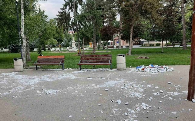 Вандали унищожиха детска великденска украса в Градската градина на Плевен Снимка: Фейсбук/ Община Плевен