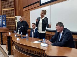 Стефка Костадинова приветства студентите и преподавателите от ПУ "Паисие Хилендарски " 
 в компанията на министър Георги Глушков, ректора на висшето училище проф. Румен Миланов и Веселин Маргаритов.

Снимки: Авторът