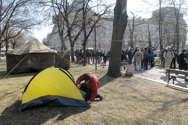 Протестиращи  разпъват палатков лагер пред парламента