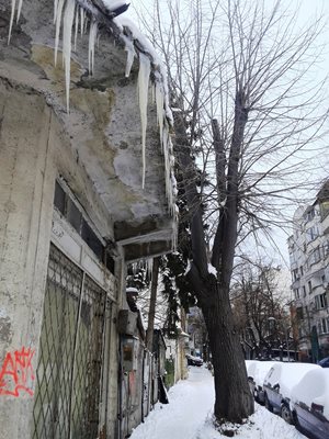 Опасни ледени висулки има по някои от сградите в Бургас.  СНИМКА: ЕЛЕНА ФОТЕВА