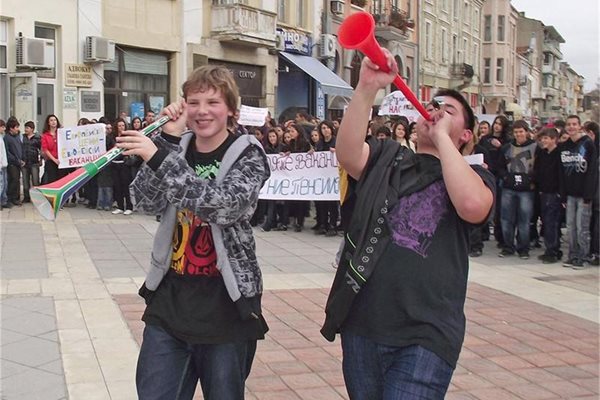 Ученици в Шумен излязоха с вувузели на протест срещу кратката коледна ваканция тази година. 
СНИМКА: СТОЯН СТОЯНОВ
