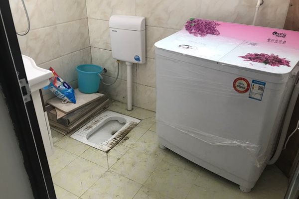 Тоалетна в образцовото село - клекалата продължават да се използват масово в Китай, включително в много престижни заведения, където са оборудвани с фотоклетка.