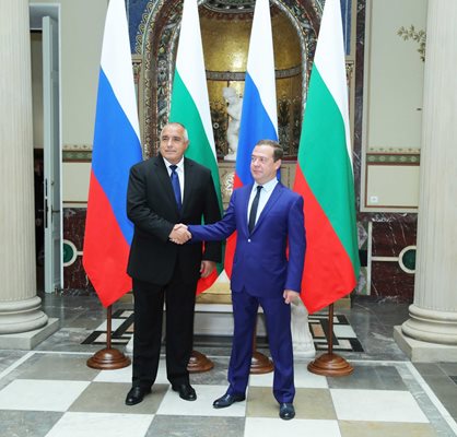 Премиерът на Русия Дмитрий Медведев посреща Бойко Борисов.