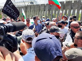 Кметът на Бургас Димитър Николов сред протестиращите пред оградата на 12 юли