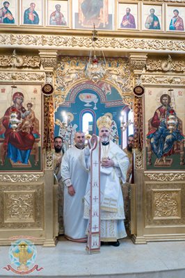 Доц. д-р презв. Иван Иванов (вляво) е ръкоположен за свещеник на 17 януари т.г. от митрополит Антоний (до него), който на тази дата отбеляза имения и рождения си ден.