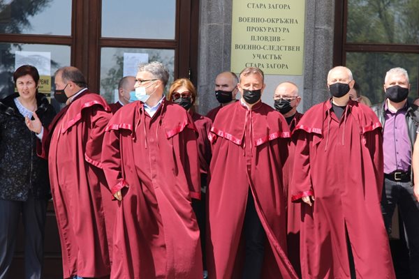Прокурорите от Стара Загора пред съдебната сграда
