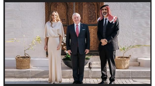 Младоженците заедно с монарха Абдула II. В официално съобщение кралското хашемитско семейство пожела на Техни Кралски Височества принц Гази бин Мохамед и принцеса Мириам Гази дълъг и щастлив живот.